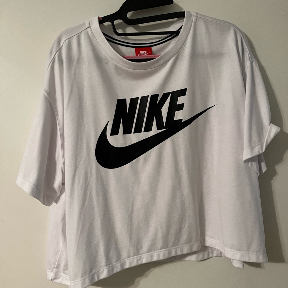 Nike t-shirt, cropped. Size: xxl